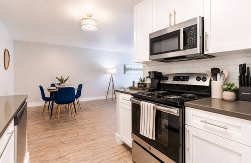 Beach Park Apartment | South Tampa Oasis | Pool, Gym & King Suites