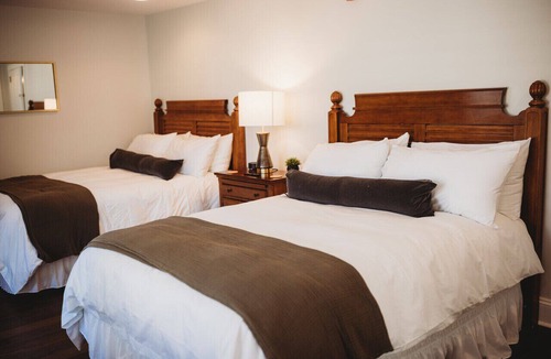 Downtown Hotel | Southern Pines Downtown The Jefferson Inn Standard 2-Queen Room
