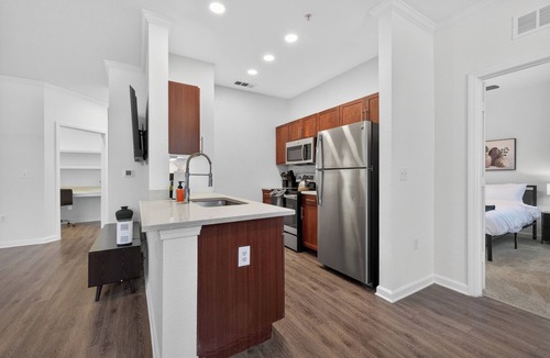 Southside Apartment | Spacious 1BR Apt/Gym/Pool/Close 2 Beaches and Mayo