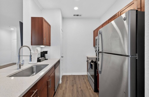Southside Apartment | Spacious 1BR Apt/Gym/Pool/Close 2 Beaches and Mayo