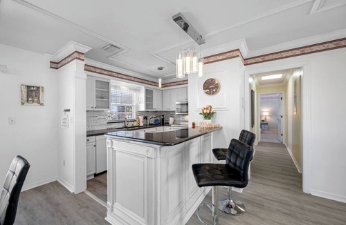 Redington Shores Hotel | SPACIOUS 2 BDR BEACH RETREAT-STEPS FROM THE BEACH-FAMILY FRIENDLY-SLEEPS 5