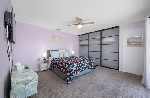 Redington Shores Hotel | SPACIOUS 2 BDR BEACH RETREAT-STEPS FROM THE BEACH-FAMILY FRIENDLY-SLEEPS 5
