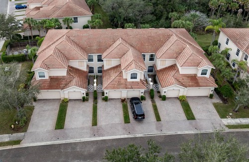 Palmer Ranch Condo | Spacious 2 bedroom+ den condo in Arielle on Palmer Ranch condominiums for rent