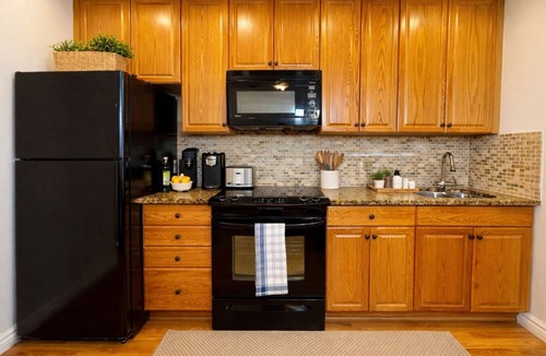 Brampton House | Spacious 2BR+Den Retreat + Fireplace + 10ft Ceiling