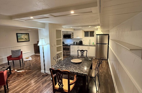 Thornhill House | Spacious 2BR Full Kitchen Vaughan