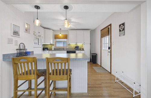 Kill Devil Hills Cottage | Spacious 3 bedroom cottage- 4 minute walk to the beach!