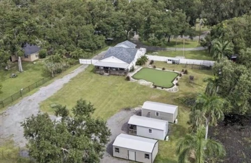 Palmetto House | Spacious 3-bedroom house in tranquil Palmetto with AC and gym