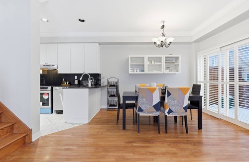 Brampton House | Spacious 3BR Brampton Retreat - Treadmill and Deck