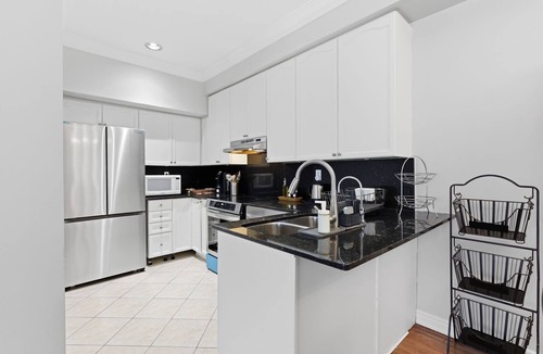 Brampton House | Spacious 3BR Brampton Retreat - Treadmill and Deck