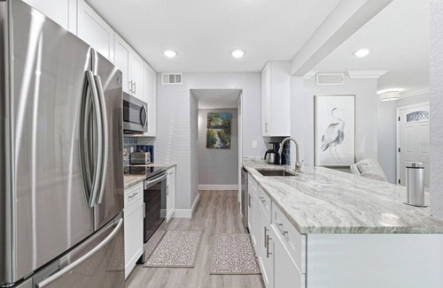 Bayview Condo | Spacious 3BR Condo in Gated St. Petersburg Community with Private Beach