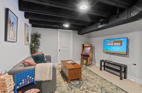 Fairmount House | Spacious 3BR Near Art Museum Patio Gameroom