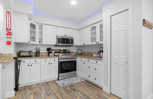 Pinellas Park House | Spacious 3BR retreat w/screened pool & yard