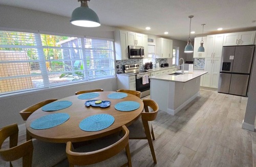 South Sarasota House | Spacious 3BR Retreat King Beds Close to Siesta Key