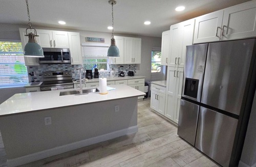 South Sarasota House | Spacious 3BR Retreat King Beds Close to Siesta Key