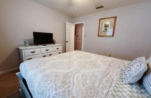 Valdosta House | Spacious 3BR Retreat Near VSU, SGMC & Moody