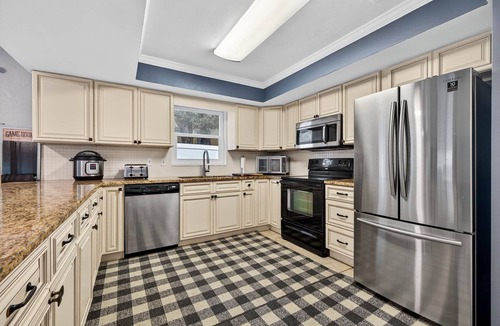 Historic Old Northeast House | Spacious 4-bedroom in Beautiful Downtown St Petersburg with AC, Billiards & BBQ