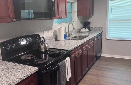 Dixieland House | Spacious 4-bedroom house in charming Lakeland with AC, WiFi, washer and dryer