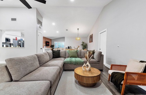 Largo House | Spacious 4-bedroom house with golf, Pool, Sauna, Jacuzzi & Firepit