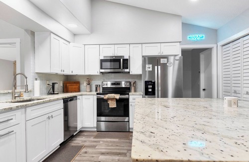 Largo House | Spacious 4-bedroom house with golf, Pool, Sauna, Jacuzzi & Firepit