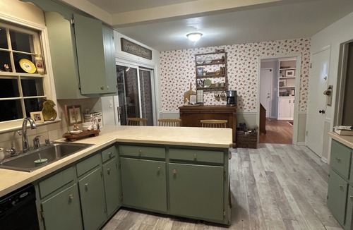 Martinsville House | Spacious 5-bedroom house with in-ground pool