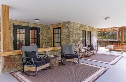 Whittier House | Spacious 6BR estate-loud creek,lighted pickleball basketball stocked fishpond