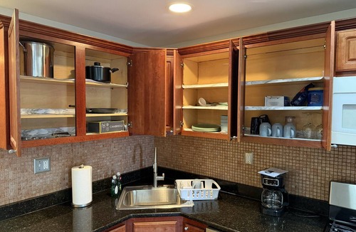 North Bergen Apartment | Spacious and Stylish 3BR in North Bergen; 5 miles from NYC and MetLife stadium