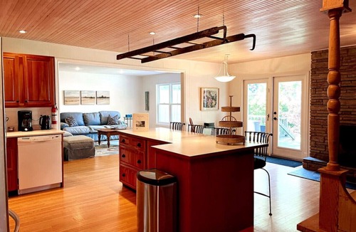 Wellington House | Spacious & Charming Century Home - Wellington