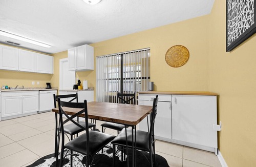 Gainesville House | Spacious & Comfy 2 BR Duplex- Downtown Duplex