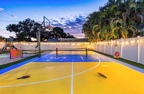 Largo House | Spacious home w/pool & outdoor movie theatre