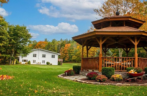 Windham Condo | Spacious King Suite · Full Kitchen · Dining · Fireplace · Private Deck ·Sleeps 4
