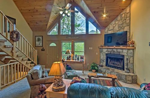Sherwood Forest House | Spacious Maggie Valley Cabin w/Hot Tub & MTN View