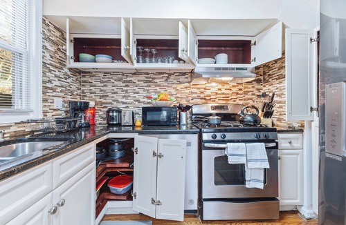Nauck House | Spacious Multi-Level Getaway 10 minutes from DCA Airport and downtown Arlington