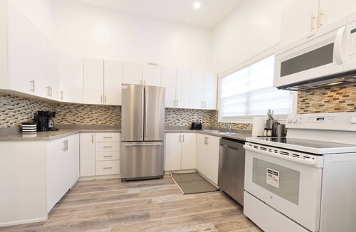 Thornhill House | Spacious Open Concept Home [5 Bdrm/4 bath]