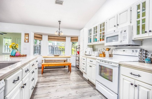 Gainesville House | Spacious Outdoor Seating, Beautifully Decorated, Prime Features