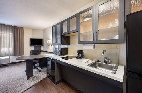 Morris Plains Hotel | Spacious Suite w/Kitchenette and Working Desk - Budget Friendly stay