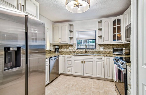 Cove House | Spacious Tampa Retreat! Heated Salt Pool, 6BR, 3Ba