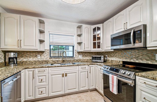 Cove House | Spacious Tampa Retreat! Heated Salt Pool, 6BR, 3Ba