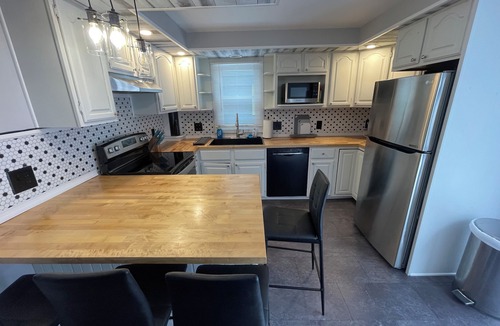 Eastside Apartment | Spacious university area home with a park side view, one mile away from SU.