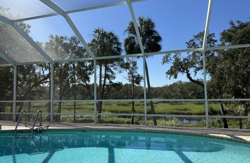 Old Homosassa House | Spectacular Waterfront Home! Pool, Dock, Kayaks, Canoe, Bikes! Quick to Gulf