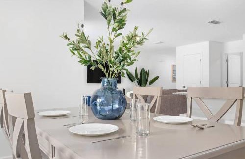 Spring Hill House | Springhill Retreat! 3 bed, 2 Bath!