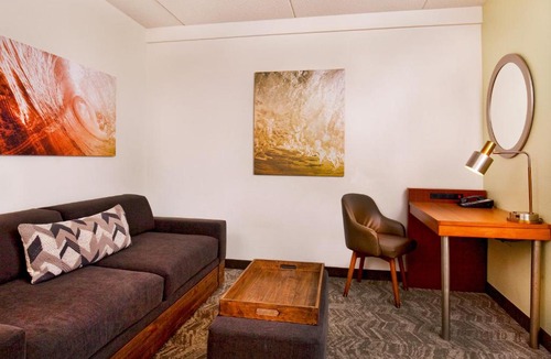 Greenbrier East Hotel | SpringHill Suites Chesapeake Greenbrier
