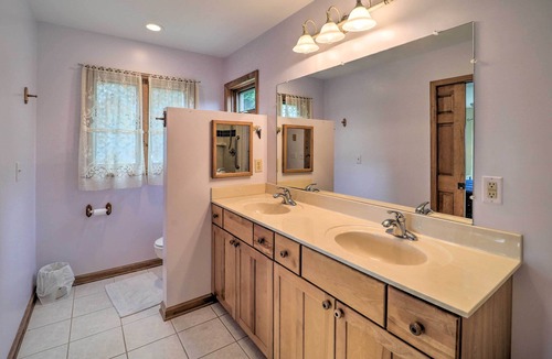 Spruce Pine House | Spruce Pine Retreat w/Gas Grill + Mtn Views!