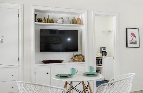 Historic Old Northeast Apartment | St Pete Boho Getaway Walk to Pier and Beach