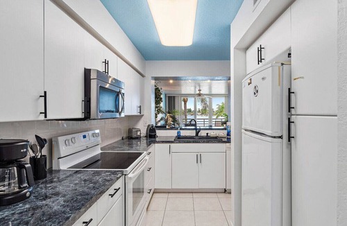 St. Petersburg Apartment | St Pete Isla Bahia Vista 8-210 Bay View