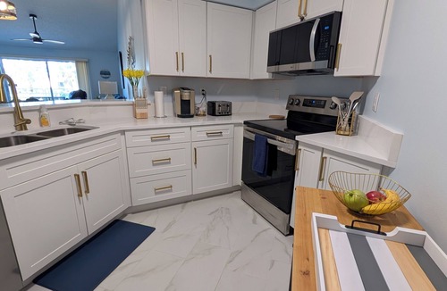 Isla del Sol Condo | St Pete's & Pass-A-Grille Resort Style Vacation-Newly Renovated - Pool & Hot Tub