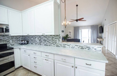 Scenic Gulf Drive Condo | Stay a While - 3 min walk to private beach access!