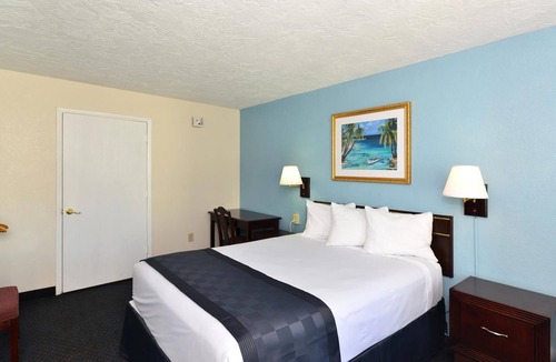 Bradenton Hotel | Stay in an Inviting Room Conveniently Near Restaurants, w/Free Parking & Pool