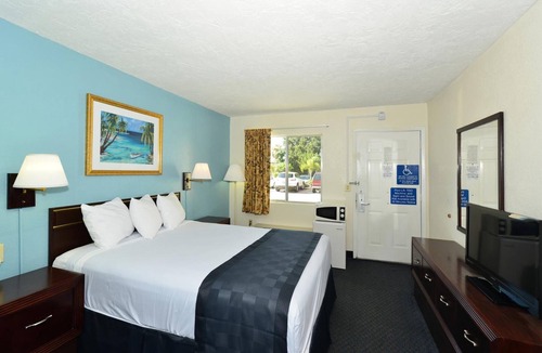 Bradenton Hotel | Stay in an Inviting Room Conveniently Near Restaurants, w/Free Parking & Pool