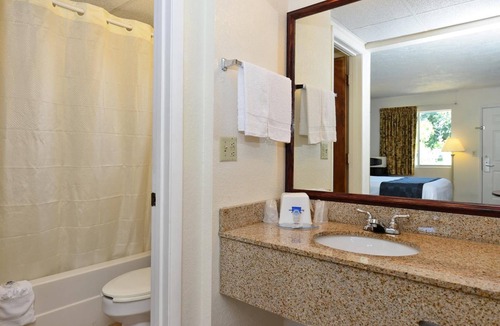 Bradenton Hotel | Stay in an Inviting Room Conveniently Near Restaurants, w/Free Parking & Pool