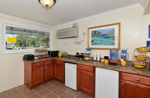 Bradenton Hotel | Stay in an Inviting Room Conveniently Near Restaurants, w/Free Parking & Pool
